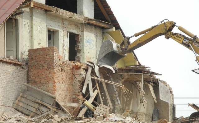 Robotnicy prowadzili rozbiórkę koparką, mimo iż dawny szpital św. Anny i kaplica św. Franciszka miały wspólną ścianę.