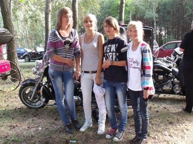 Jesteśmy z Golanki i Krobi - oświadczyły dziewczyny, które chciałby mieć zdjęcie na tle motocykli