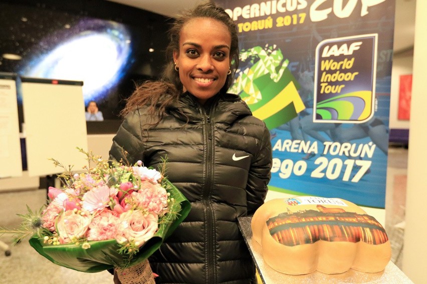 Genzebe Dibaba powitana kwiatami i słodkościami w hotelu...