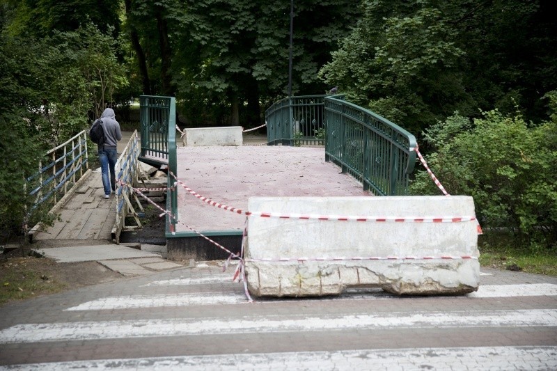 Poprzedni drewniany mostek został rozebrany w maju. To...