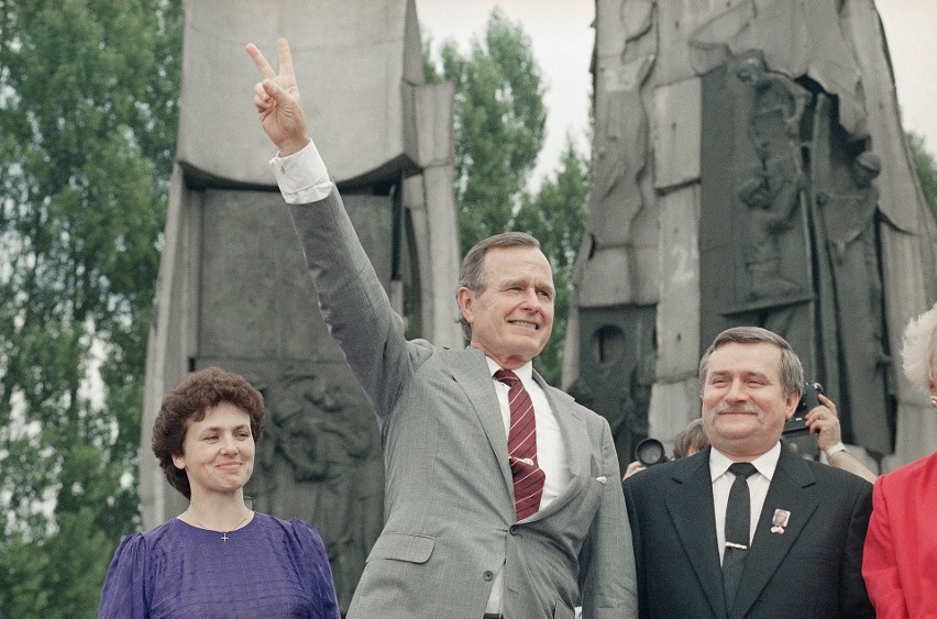 George Bush z Lechem Wałęsą przy pomniku poległych...