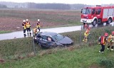 Wypadek na autostradzie przed zjazdem w Tarnowie Krzyżu. Samochód wypadł z jezdni i leży przy drodze technicznej przy A4. Są ranni!