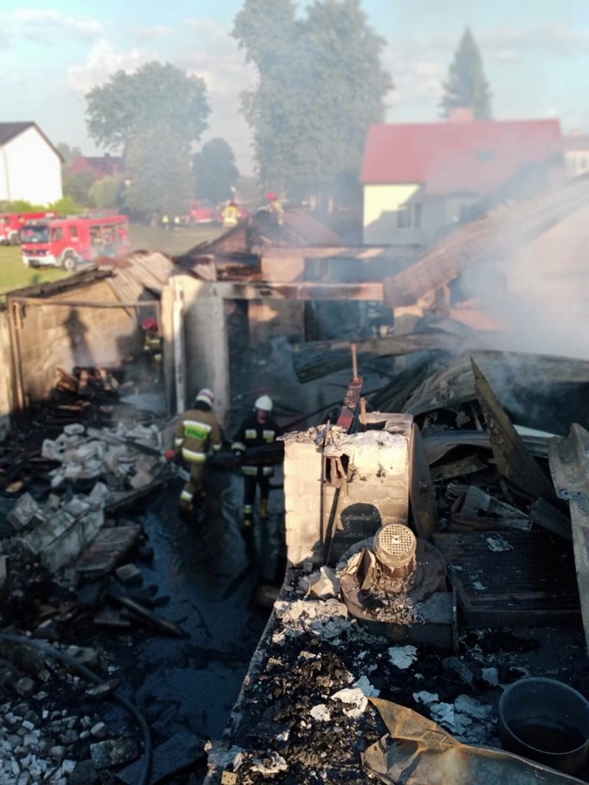 Potężny pożar w powiecie radzyńskim. Gaszono go m.in. wodą z rzeki i basenu