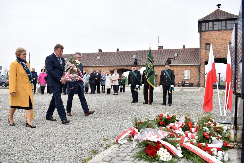 Przed Tablicami Pamięci znajdującymi się w przed Bramą...