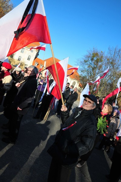 Udział w marszu zapowiadali m.in. kibice Zawiszy i Młodzież Wszechpolska, jednak w maszerującym na Stary Rynek tłumie dominowały osoby starsze.