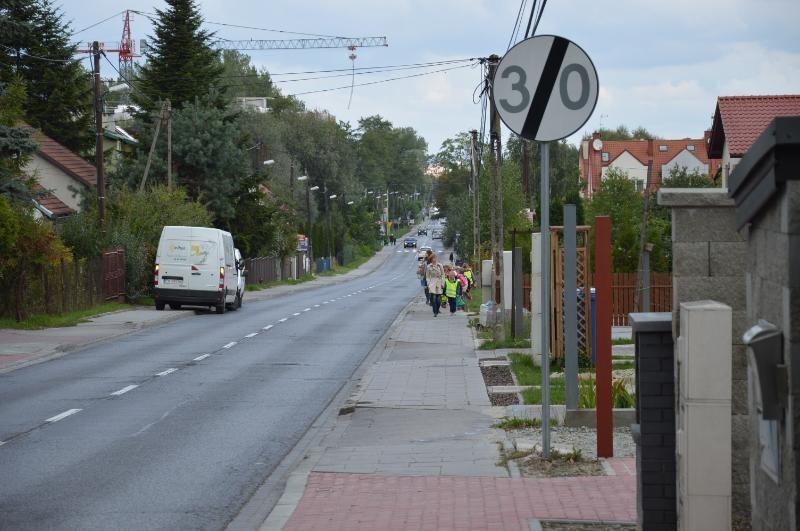 Kraków. Uczniowie chodzą ulicą pomiędzy budynkami, bo szkoła jest zbyt mała