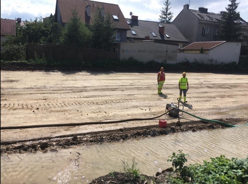 Kraków. Mieszkańcy alarmują: Woda z Trasy Łagiewnickiej odpompowywana do Wilgi