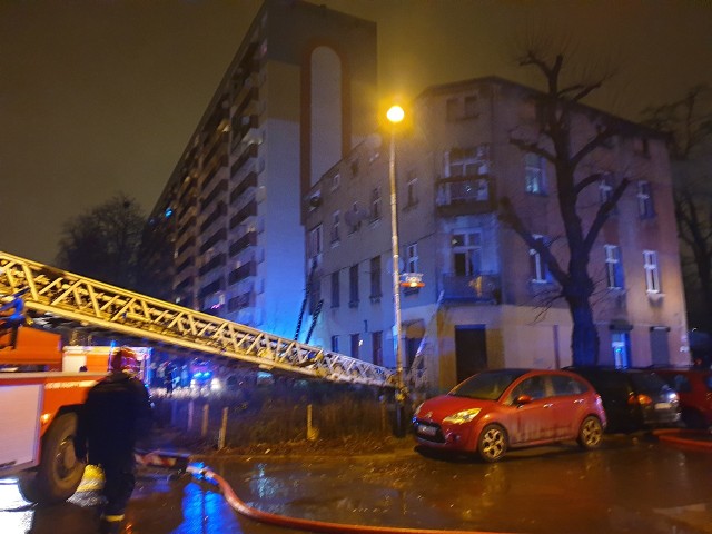 Przed godz. 19 wybuchł pożar w kamienicy na rogu ul. Podmiejskiej i Łącznej na Górnej. Ogień pojawił się w mieszkaniu na pierwszym piętrze dwupiętrowego budynku. Po wejściu do mieszkania strażacy znaleźli w mieszkaniu na pierwszym piętrze częściowo zwęglone zwłoki mężczyzny. Zobacz zdjęcia na następnych slajdach