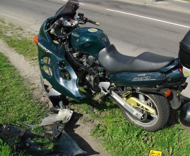 Podczas wyprzedzania motocyklista uderzył opla. Kierowca nie miał nawet "prawka"