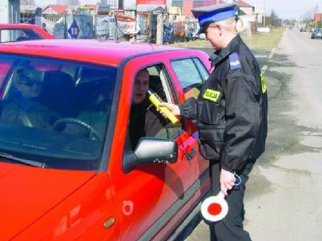 Monieccy policjanci mogą szybko zbadać trzeźwość kierowców. Jako jedni z pierwszych w Podlaskiem posiadali Alco-Blowy.