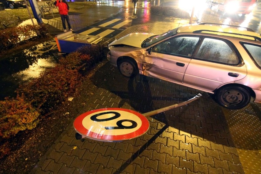 Wypadek na Lotniczej. Auto wpadło w biletomat