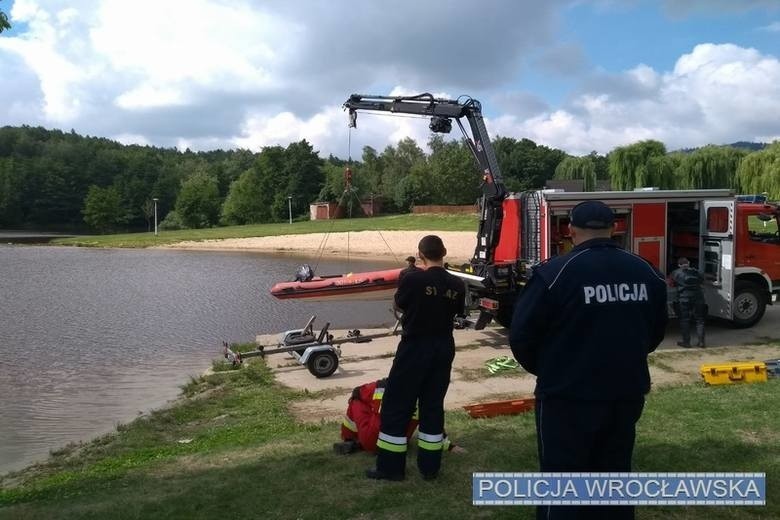 Tragiczny finał poszukiwań nad zalewem w Sulistrowicach [ZDJĘCIA]