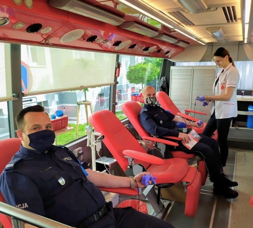Podlascy policjanci oddali krew w Białymstoku, aby pomóc...