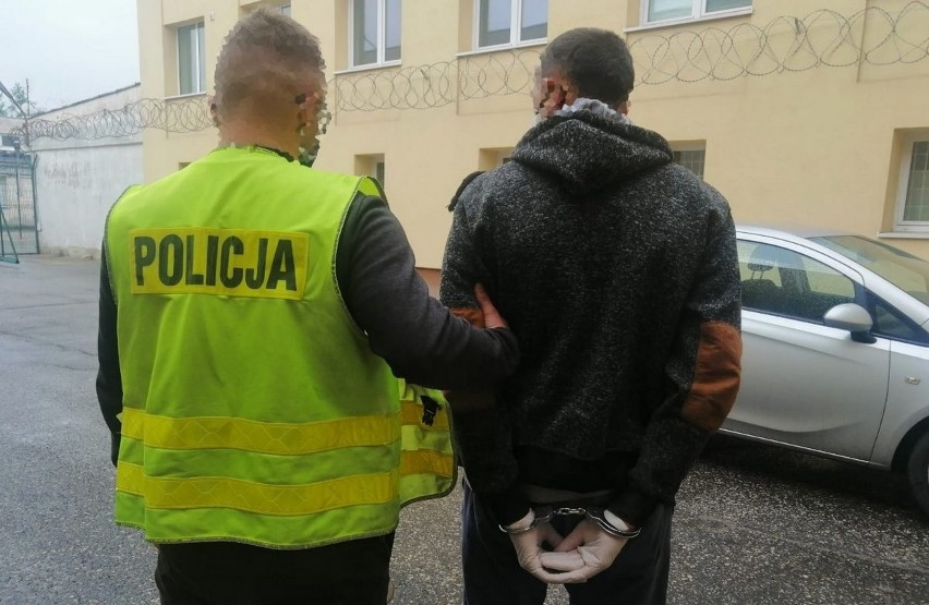 Policjanci, na drodze w okolicy Piotrkowa Trybunalskiego...