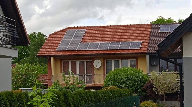 W gminie Niepołomice rozpoczął się montaż fotowoltaiki na domach, w ramach unijnego projektu Ekopartnerzy na rzecz słonecznej energii Małopolski. Wkr&oacute;tce takie prace ruszą także w gminie Wieliczka