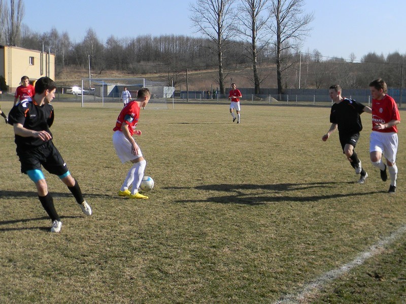 Lechia Sędziszów (czerwone koszulki) pewnie pokonała rywala...