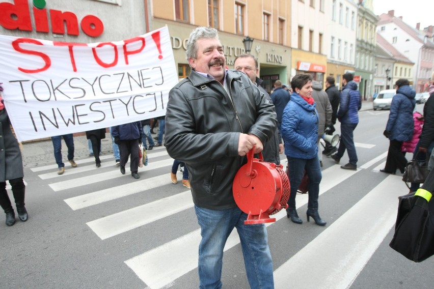 Protest pod Urzędem Miasta w Środzie Śląskiej. Mieszkańcy...