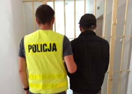 Zatrzymanie na dworcu w Przeworsku. Policjanci zatrzymali 45-latka podejrzanego o składanie przez internet propozycji seksualnych 14-latce