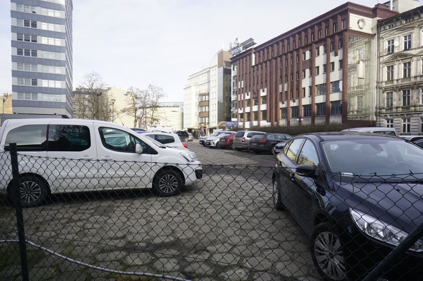 Parking przy ul. Piekary w Poznaniu to jedno z najbardziej...