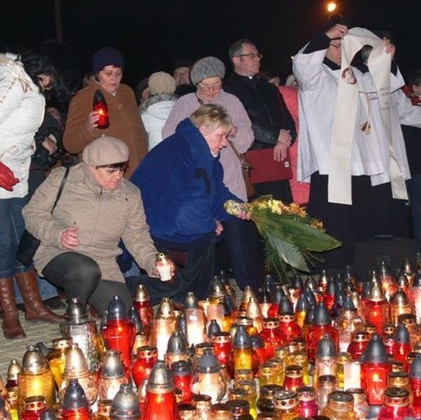 O godzinie 21.37 tarnobrzeżanie modlili się pod pomnikiem Jana Pawła II w intencji szybkiej beatyfikacji. Zapalali znicze, składali kwiaty.