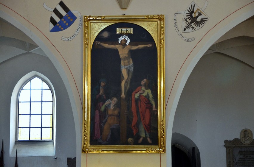 Zabytkowy obraz "Ukrzyżowanie" wrócił do radomskiego kościoła farnego. Ma ponad 400 lat. W kościele trwają kolejne prace konserwatorskie