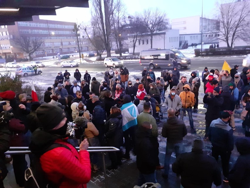 Protest przed komendą policji w Rybniku po zamieszkach przed...