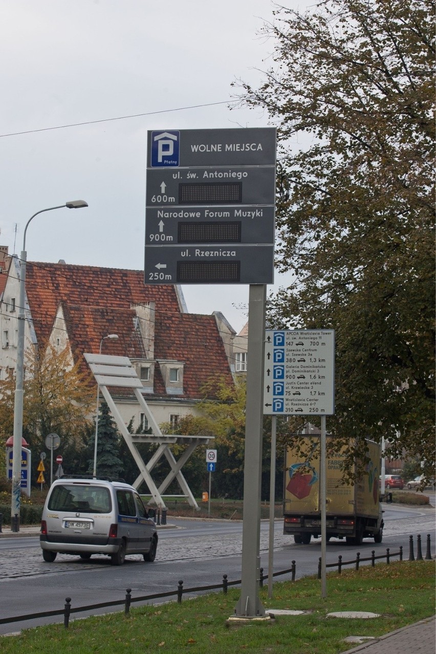 Wrocław: Tablice informacji parkingowej ruszą w marcu. Ale pokażą... tylko jeden parking