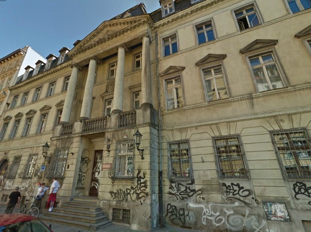 Uniwersytet Wrocławski sprzedaje zabytkowy budynek przy ul. Szajnochy 10. To rezydencja wzniesiona w latach 1785-1787. Do 1945 roku pałac był siedzibą magnatów, mieścił się w nim również Commerzbank. To jeden z nielicznych budynków, który przetrwał II wojnę światową bez poważniejszych zniszczeń. Dlatego dziś ma jedyne na terenie Wrocławia zachowane w dobrym stanie klasycystyczne wnętrza. Po wojnie pałac został zaadaptowany przez Bibliotekę Uniwersytecką na potrzeby działów opracowywania zbiorów. Powierzchnia użytkowa trzykondygnacyjnego budynku to 3697 m2. Cena wywoławcza w przetargu: 16,3 mln zł. 