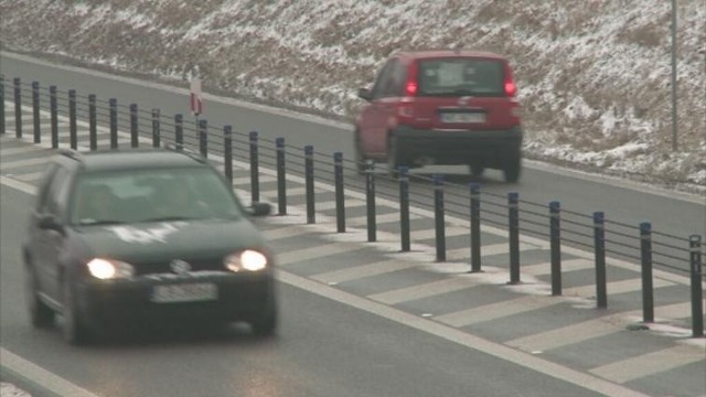 Pasy ruchu rozdzielono linami tam, gdzie często dochodziło do wypadków