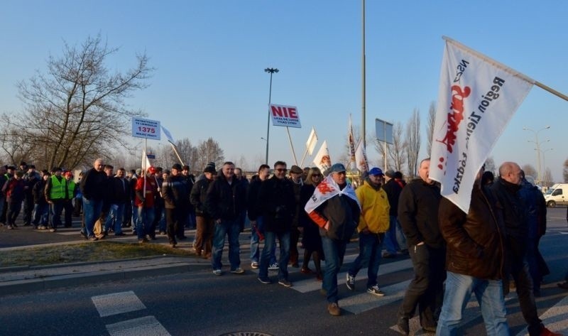 Protest pracowników Veolii Energii Łódź. Sprzeciwiają się zwolnieniom i zamknięciu EC2 [ZDJĘCIA]