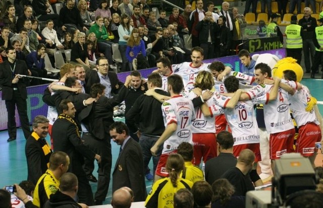 Zwycięski taniec bełchatowian po pokonaniu w finale AZS Olsztyn.