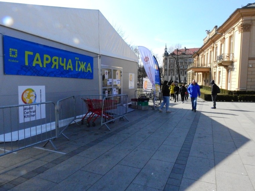 Krakowska Caritas przekazała ponad 360 ton darów dla ofiar wojny na Ukrainie. Uchodźców przyjęły parafie i zakony 