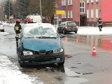 Tarnów. Zderzenie samochodów na ul. Traugutta. Jedna osoba trafiła do szpitala [ZDJĘCIA]