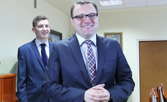Rafał Górski (z tyłu), były asystent prezydenta Radosława Witkowskiego (z przodu) został nowym managerem budowy Radomskiego Centrum Sportu przy ulicy Struga 63.