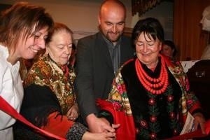 Uroczystego otwarcia wystawy dokonał artysta w towarzystwie Elżbiety Samek-Czapli (z lewej) oraz mieszkanek ul. Kościeliskiej Zofii Walczak-Banieckiej i Zofii Karpiel-Bułecki