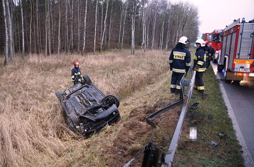 Wypadek w Parłówku. Dachował samochód, jedna osoba ranna [zdjęcia[