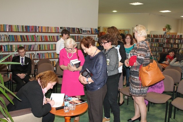 Na koniec spotkania autorka  składała autografy.