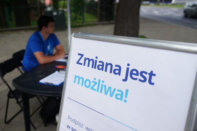Logiczna Alternaty zbiera podpisy pod referendum na krakowskich ulicach