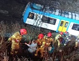 Wypadek pociągu w Chorzowie. Słupy trakcji runęły na pociąg. Strażacy ewakuowali pasażerów