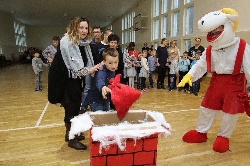  Święty Mikołaj odwiedził dzieciaki chore na autyzm. Wszyscy dostali prezenty 