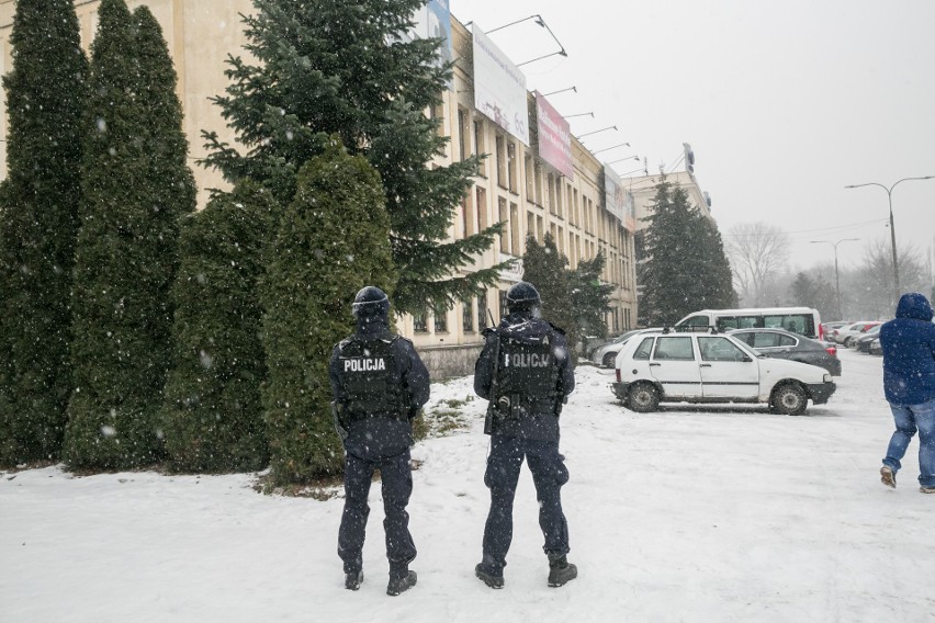 Funkcjonariusze przeszukali pomieszczenia Wisły Kraków [ZOBACZ WIDEO]