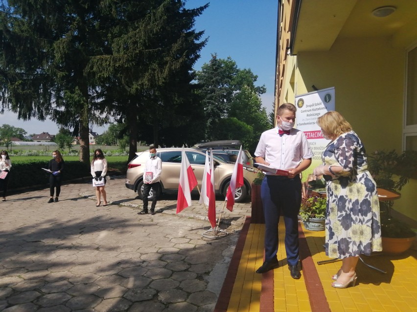 Zakończenie roku szkolnego w szkołach w Sandomierzu i powiecie. Najlepsi uczniowie odebrali nagrody i dyplomy [ZDJĘCIA] 