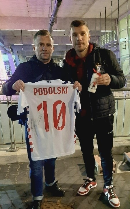 Marcin Szewczyk z Fadersów i Łukasz Podolski z Górnika Zabrze prezentują koszulkę, która będzie przeznaczona na licytację podczas turnieju w Środzie