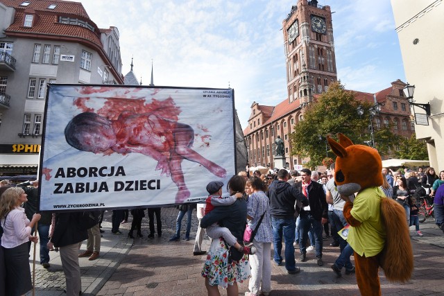 Proliferzy z Fundacji Życie i Rodzina systematycznie o sobie przypominają. Skwar czy mróz, starają się w każdą pierwszą i trzecią niedzielę miesiąca demonstrować przed szpitalem na Bielanach.  Wyposażeni są w banery, na których widnieją zdjęcia abortowanych płodów oraz hasła typu" Szpital w Toruniu morduje dzieci". Tak tez wyglądała ich demonstracja w minioną niedzielę.Zobacz koniecznie: TOP 10 największe inwestycjie Torunia w 2019 roku!"W Wojewódzkim Szpitalu Zespolonym im. L. Rydygiera dzieci otrzymują wyroki śmierci za podejrzenie choroby lub upośledzenia. Taką selekcję eugeniczną – eliminację ze względu na stan zdrowia poczętego człowieka – stosuje się nadal, choć od czasów II wojny światowej minęły już 64 lata. Wówczas stosowali ją naziści, np. w akcji T4. (...) Czy kiedyś w Polsce wszystkie dzieci będą mogły być bezpieczne? Torunianie na pewno tego chcą" - piszą działacze Fundacji Życie i Rodzina na swojej stronie internetowej.Warto przeczytać! Nowe standardy na porodówkach. Jak jest w Toruniu? Oto 6 najważniejszych zmian!Zobacz także: Najnowszy odcinek Spod Ekranu