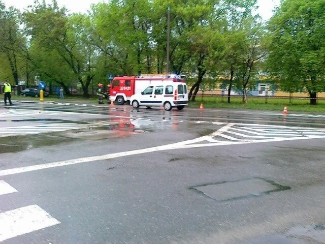 BMW uderzyło w drzewo na ulicy Narutowicza