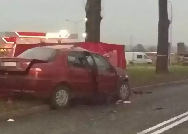 O godz. 15.00 na drodze krajowej nr 43 kierowca fiata albei z nieustalonych przyczyn wjechał wprost pod ciężarówkę. Zginął na miejscu.