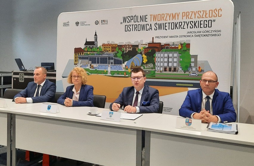Od lewej siedzą: wiceprezydent Skarżyska- Kamiennej Andrzej...