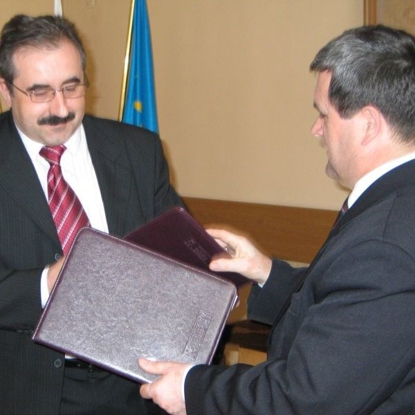 (od lewej) Mirosław Siepak, dyrektor rzeszowskiego oddziału firmy Skanska, główny wykonawca robót podpisuje umowę z Antonim Sikoniem, prezesem Przedsiębiorstwa Gospodarki  Komunalnej w Tarnobrzegu.   