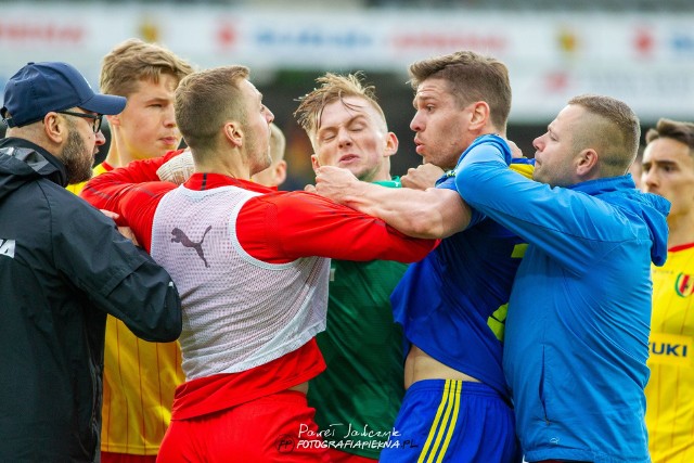 Korona Kielce w meczu Fortuna 1 Ligi zremisowała na Suzuki Arenie z Arką Gdynia 3:3. W końcówce były ogromne emocje, doszło też do przepychanek między zawodnikami i sztabami szkoleniowymi obu drużyn. W konsekwencji żółte kartki otrzymali Grzegorz Szymusik z Korony i Artur Siemaszko z Arki. Czerwone kartki ujrzeli natomiast trenerzy asystenci - Kamil Kuzera z Korony i Janusz Świerad z Arki. Zdjęcia z przepychanek na kolejnych slajdach. 