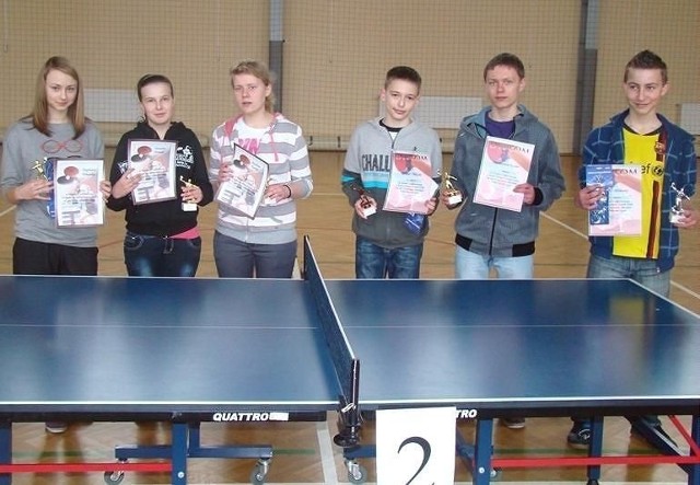 Najlepsi tenisiści stołowi w turnieju gimnazjalistów w Rudniku otrzymali statuetki i pamiątkowe dyplomy.